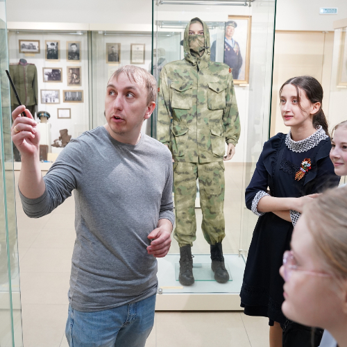 Экскурсия по выставке «Солдат войны не выбирает»